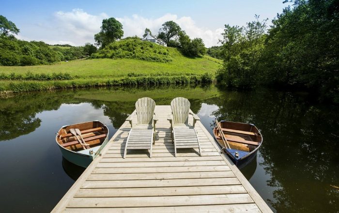 Guests can relax beside the tranquil lake at Longlands Devon in North Devon